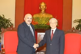 El secretario general del Partido Comunista de Vietnam, Nguyen Phu Trong, y el coordinador nacional de los Comités de Defensa de la Revolución cubana, Carlos Rafael Miranda Martínez. (Fuente: VNA)