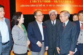 El presidente de la Asamblea Nacional de Vietnam, Nguyen Sinh Hung, con los delegados del distrito de Hoan Kiem en la efeméride (Fuente:Internet)