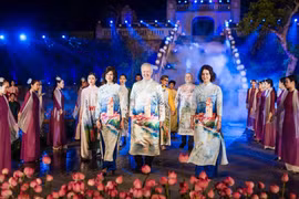 Embajadores de diversos países participan en presentación de traje tradicional de Vietnam