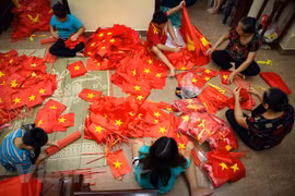 Aldea tradicional surte con orgullo a Vietnam de banderas nacionales 