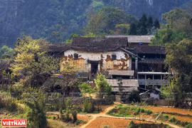Atractiva casa vietnamita antigua de Ha Gung en meseta rocosa de Dong Van