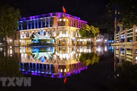 Belleza de Hanoi apacible en la noche de otoño