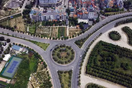 Modernas intersecciones de tráfico en Hanoi