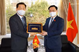 Presidente del Parlamento vietnamita recibe a gerentes de empresas surcoreanas