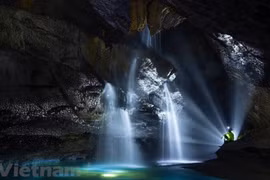 Exploran hermosa cascada en cueva de millones de años
