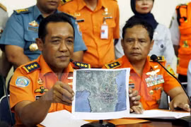 Hallan restos de avión desaparecido en Indonesia