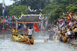 Tradicional regata de la aldea Dam