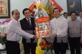 Frente de Patria felicita a comunidad religiosa en Binh Duong