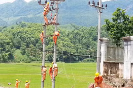 Más aldeas remotas de Son La conectadas a red eléctrica