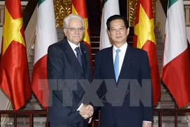 El primer ministro vietnamita, Nguyen Tan Dung, recibe en hanoi al presidente italiano, Sergio Mattarella
