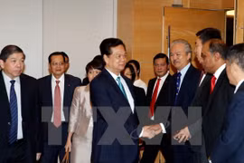 Primer ministro vietnamita dialoga con empresarios singapurenses