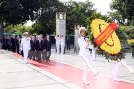 Rinden tributos dirigentes vietnamitas a Ho Chi Minh y héroes caídos