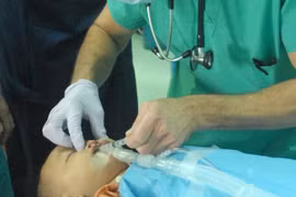 Realizan operaciones a niños con defectos labiales (Fuente:VNA)
