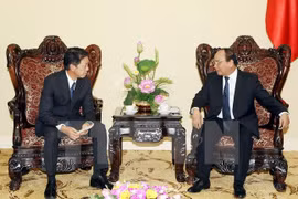 El viceprimer ministro Nguyen Xuan Phuc recibió al viceministro parlamentario de Asuntos Internos y Comunicaciones de Japón Youji Mutou (Fuente: VNA)