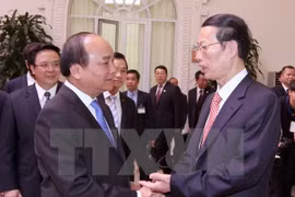 El viceprimer ministro de Vietnam Nguyen Xuan Phuc y su homólogo chino Zhang Gaoli (Fuente: VNA)