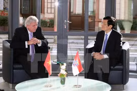 El presidente de Vietnam, Truong Tan Sang, y el ministro-presidente de Hessen, Volker Bouffier