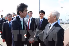 Líder partidista llega a Tokio para iniciar su visita oficial