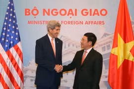 El viceprimer ministro y canciller de Vietnam, Pham Binh Minh, y el secretario de Estado estadounidense, John Kerry (Fuente: VNA)