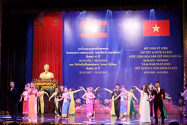 En Vietnam solemne acto conmemorativo al Día Nacional de Laos