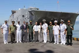 Buques militares estadounidenses arriban a Da Nang