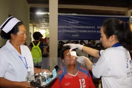 Galenos vietnamitas brindan luz a pacientes laosianos