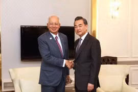 El premier malasio Najib Razak y el canciller chino Wang Yi (Funete: twitter)