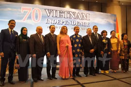 El jefe de la misión diplomática del país indochino en Nueva Delhi, Ton Sinh Thanh, y los visitantes en la ceremonia (Fuente: VNA)