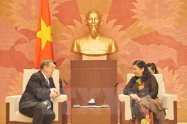 La vicepresidenta de la Asamblea Nacional, Tong Thi Phong y el señor Jeffrey R. Holland, miembro del Cuórum de los Doce Apóstoles de la Iglesia de Jesucristo de los Santos de los Últimos Días (Fuente: VNA)