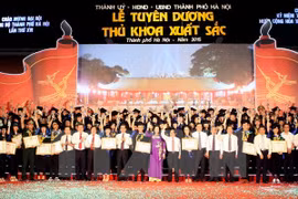 Hanoi honra a sobresalientes graduados locales