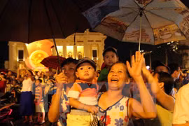 Fuegos artificiales alumbran noche del Día Nacional