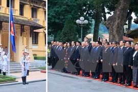 Izamiento de bandera de ASEAN en saludo de Comunidad de bloque en Vietnam