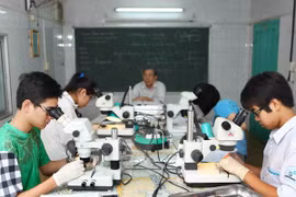  Estudiantes vietnamitas ganan premios en Olimpiada de Biología