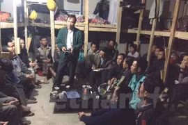 Diplomáticos vietnamitas visitan a trabajadores connacionales en Argel