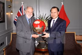 El viceprimer ministro Vu Van Ninh se reunió en Londres con el enviado comercial británico, lord David Puttnam Terence (Fuente: VNA)