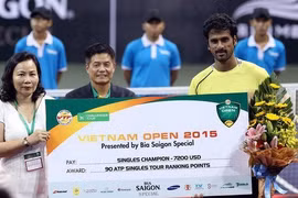 Conquista raquetista indio torneo abierto de tenis vietnamita