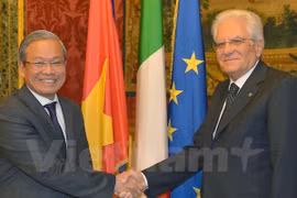 El presidente italiano, Sergio Mattarella recibe al nuevo embajador vietnamita en Roma, Cao Chinh Thien
