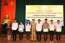 Beneficiados estudiantes en Nghe An de becas Vallet