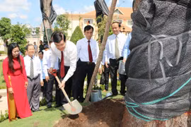 Presidente ofrece incienso en homenaje al destacado dirigente
