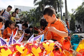 Amena fiesta de Medio Otoño dedicada a niños pobres en Vietnam