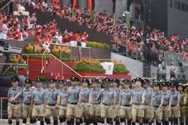 Premier vietnamita asiste a desfile por Día nacional de Singapur