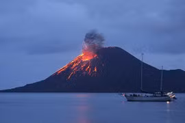 Cerrados aeropuertos indonesios por erupciones de volcanes