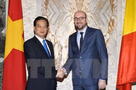 Premier vietnamita conversa con su par belga en Bruselas