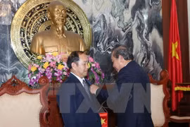 Funcionarios judiciales de Laos y Cambodia reciben distinción vietnami