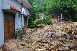 Vicepresidenta visita damnificados por inundaciones en Quang Ninh