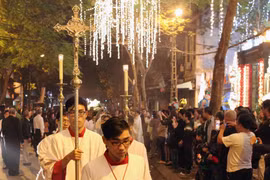Grandes ciudades vietnamitas engalanadas por Navidad
