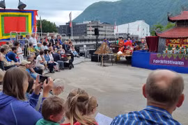 El público noruego disfrutó con alegría y admiración las presentaciones de marionetas acuáticas vietnamitas (Fuente: Embajada de Vietnam en Noruega)