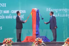 Premieres vietnamita y cambodiano presencian inauguración de poste fronterizo 