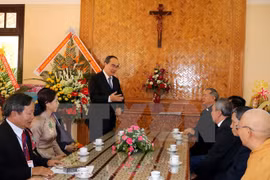 Frente de la Patria felicita a comunidad religiosa por Navidad en Dak Lak