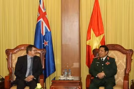 El ministro de Defensa vietnamita, general Phung Quang Thanh recibe al subsecretario de Defensa de Nueva Zelanda Tony Lync