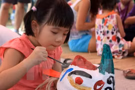 Disfrutar del Medio Otoño con las máscaras tradicionales de cartón